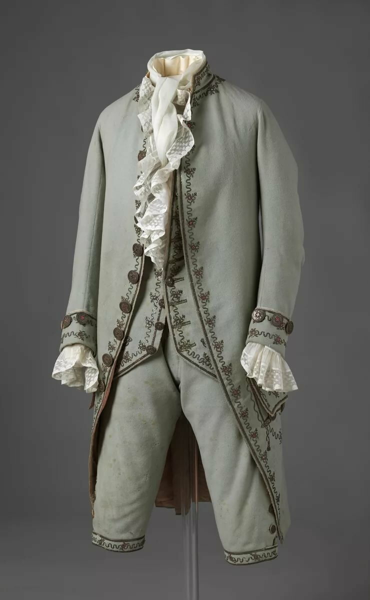 Костюмы 18 века. Мода рококо 18 век мужская. Мода 18 века в Англии мужская. Камзол 19 века Англия. Жюстокор и камзол.