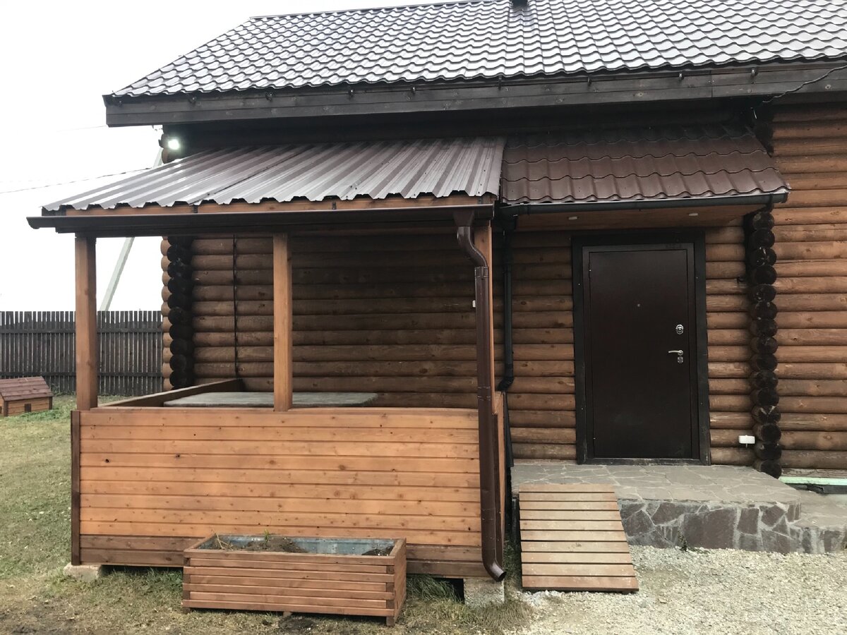 На веранде-металл, на козырьке-пластик