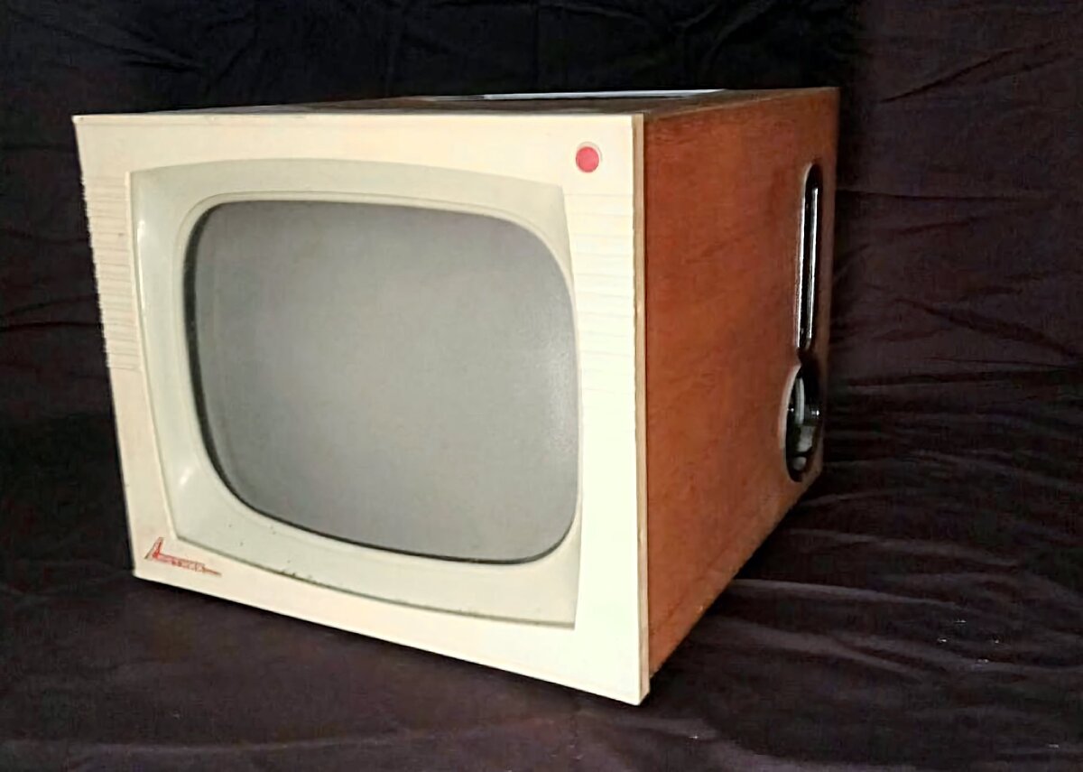 телевизор спутник-61. портативный телевизор ссср спутник 1959. телевизор заря ссср. портативный телевизор ссср спутник 1959. телевизор спутник 2 ссср.