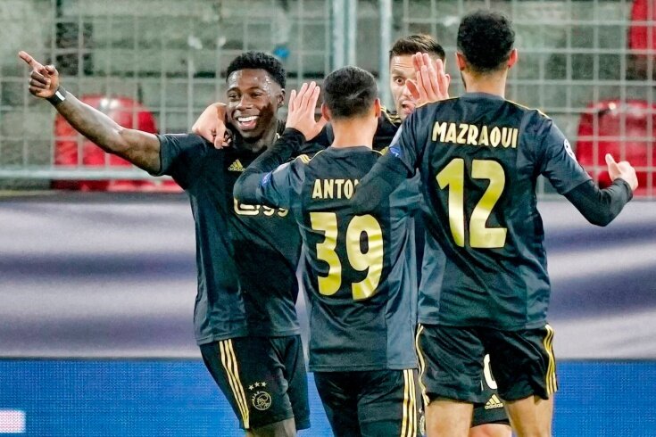 Экс-форвард «Спартака» Квинси Промес отметился голевой передачей в матче 3-го тура группового этапа Лиги чемпионов с «Мидтьюлланном» в Дании. Причём голландец поучаствовал в создании редкого для футбола гола. Пожалуй, давно не приходилось видеть такие забитые мячи на высоком уровне. 
Этот эпизод случился на 13-й минуте при счёте 1:0 в пользу команды из Амстердама. Кстати, «Аякс» вышел вперёд уже на 1-й минуте! В той голевой атаке Промес тоже поучаствовал. Квинси получил мяч на левом фланге и сделал передачу в штрафную на Душана Тадича, а бразильскому форварду Антони потребовалось всего два касания, чтобы обработать мяч и нанести точный удар по воротам. 
Второй же гол «Аякс» забил со свободного. Прерывая атаку гостей, защитник «Мидтьюлланна» Паулу да Силва отбросил мяч назад вратарю Миккелю Андерсену, а тот вместо того, чтобы вынести куда подальше, взял мяч в руки. О чём он вообще думал? Шотландский судья Бобби Мадден зафиксировал нарушение правил. Игроки «Мидтьюлланна» практически всей командой встали на линию ворот, помогая голкиперу, но кое-кто схалтурил во время удара Тадича с линии вратарской. Слегка коснувшийся мяча Промес, сделал, наверное, самый простой голевой пас в своей карьере!

