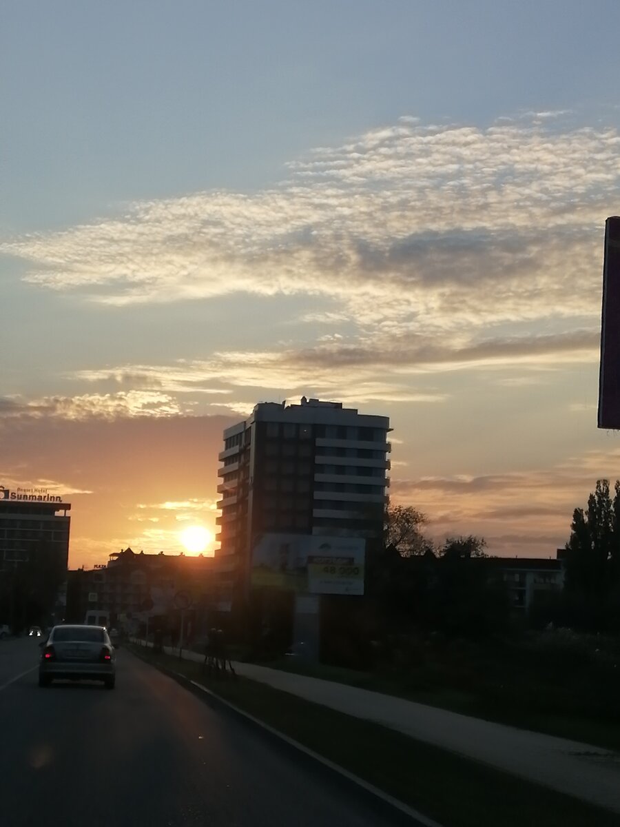 С виду чудесный город с шикарными закатами