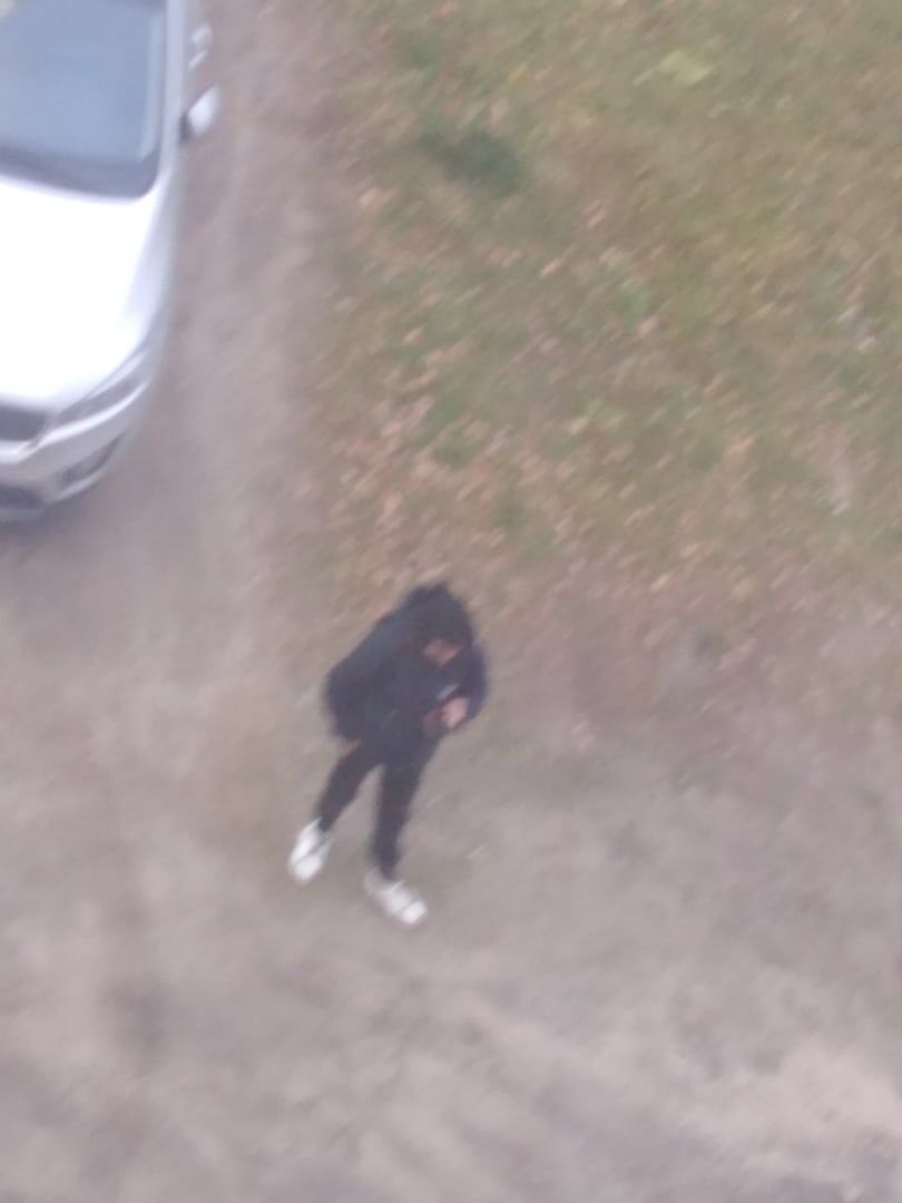 Главный должник мира был слит в интернет

Все началось с того что он проиграл в споре на 10 000$ и сейчас он скрывается

Но все же людям удалось его найти и сфоткать...

Сейчас его ищет вся полиция России

ФСБ,ОМОН,местная полиция,МАФИЯ и другие члены всех организаций

После ловли должника ему придется либо вернуть деньги либо испытать жестокие пытки...

