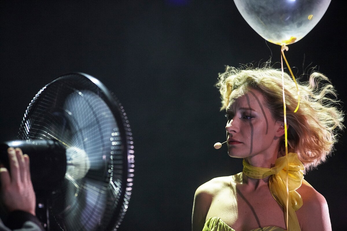 Евгения Курова в спектакле "Дорога"