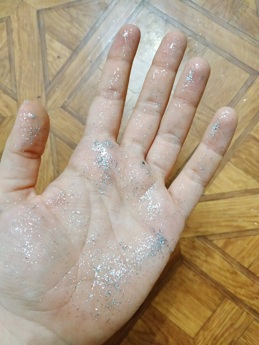 это я достала ткань из пакета, несу ее в стирку)