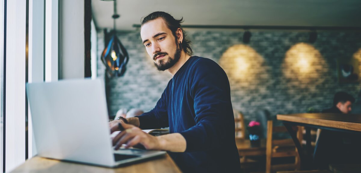 Человек, занимающийся фрилансом, может расти в своей области постоянно, никаких ограничений здесь нет.