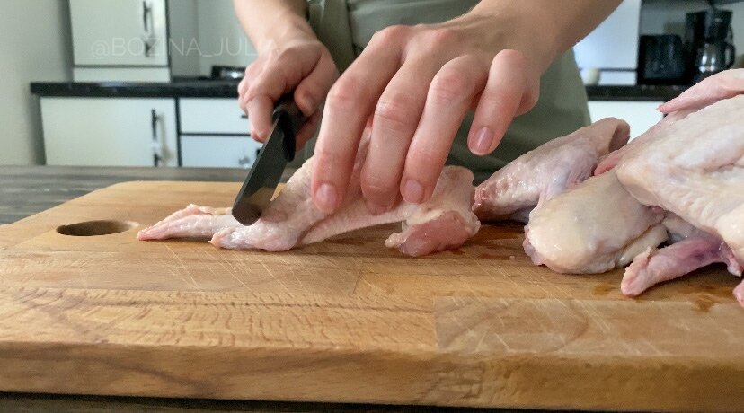 Режем аккуратно, стараясь попасть ножом между суставами