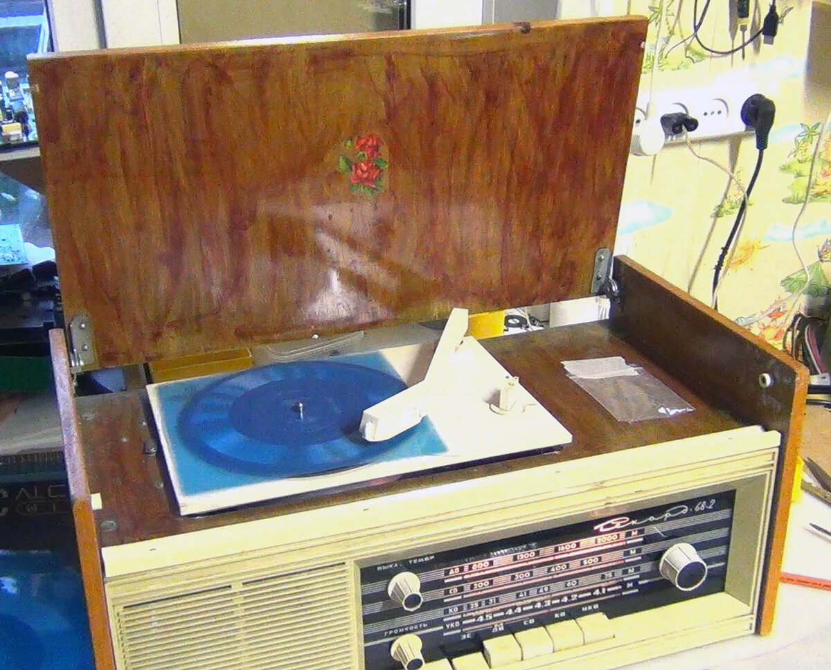 Когда то давно, лет 50 тому назад, была приобретена радиола Рекорд 68-2.
Хотел послушать на ней виниловую пластинку, вспомнить детство, но мне это не удалось.