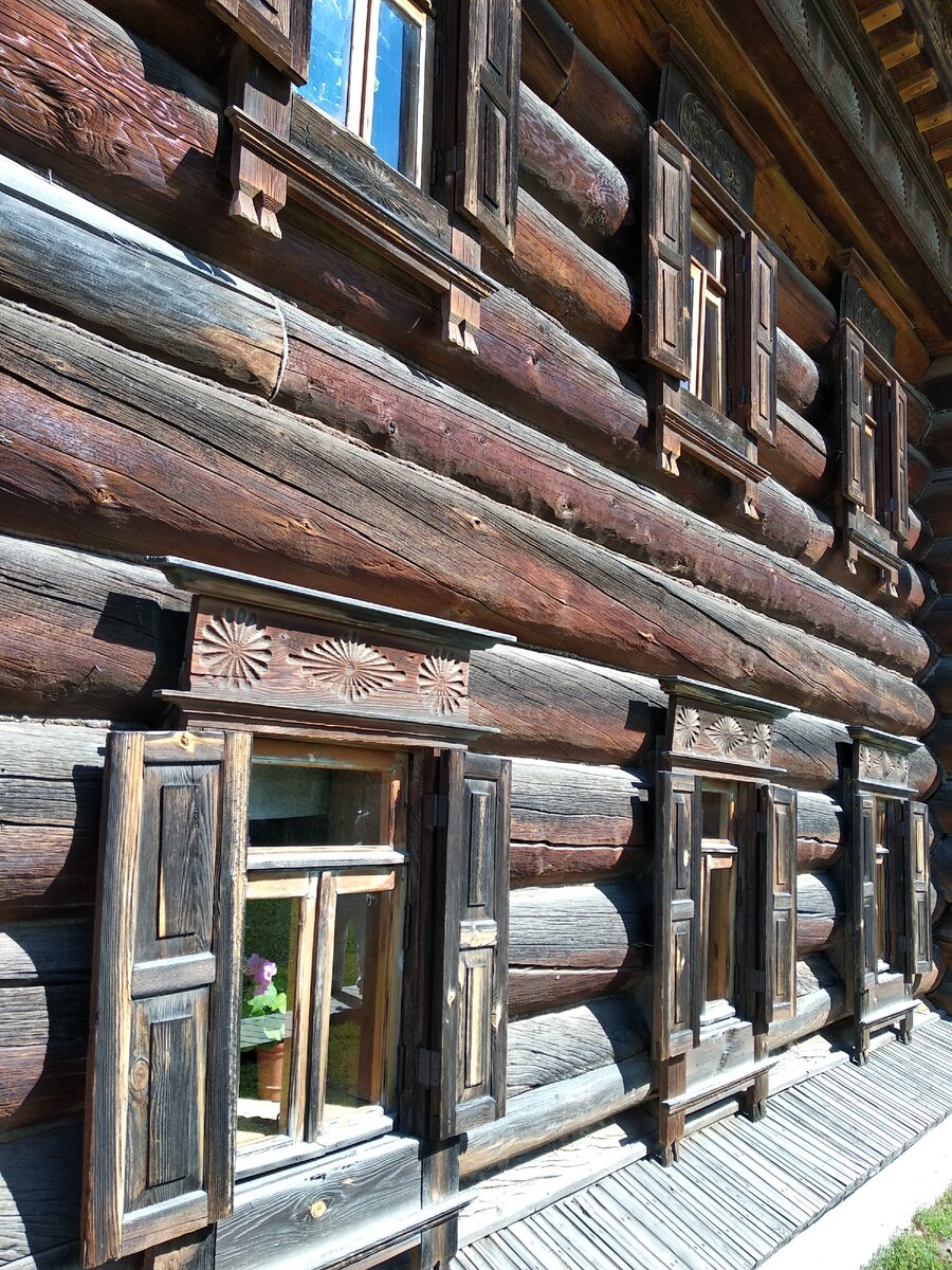 Дом двухэтажный, семьи были большие, жили совместно по три поколения.Бревна подогнаны так,что ни ветер,ни дождь не страшны. Фото не из интернета, сделаны мной прошлым летом.