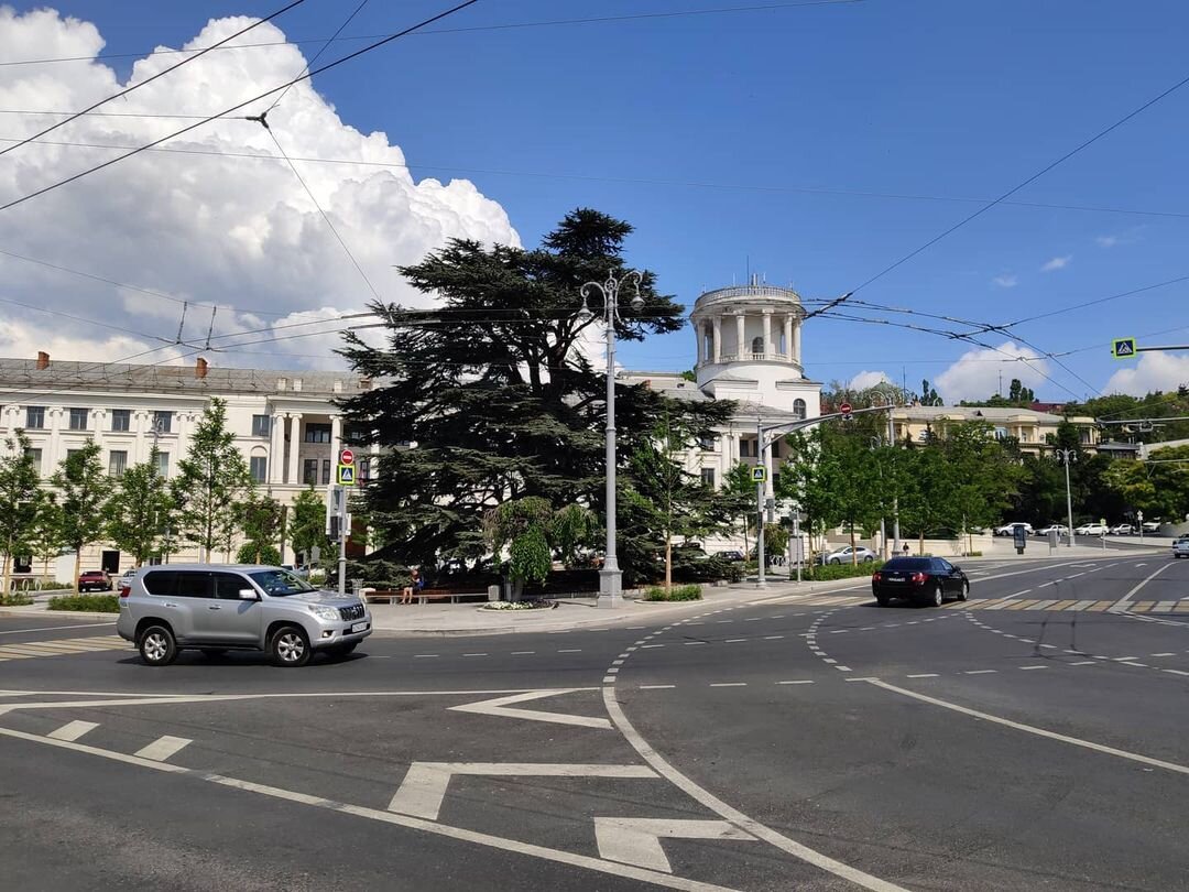 Площадь Лазарева 
