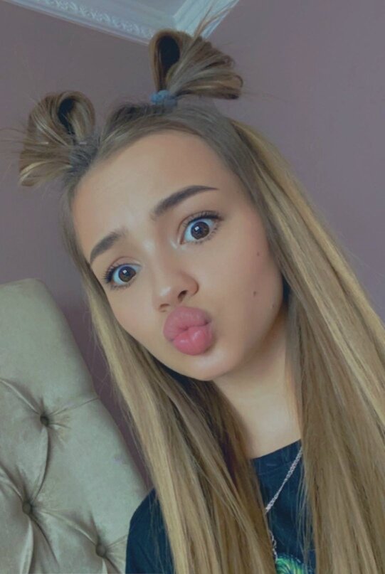 На фото тиктокерша Валя karna.val