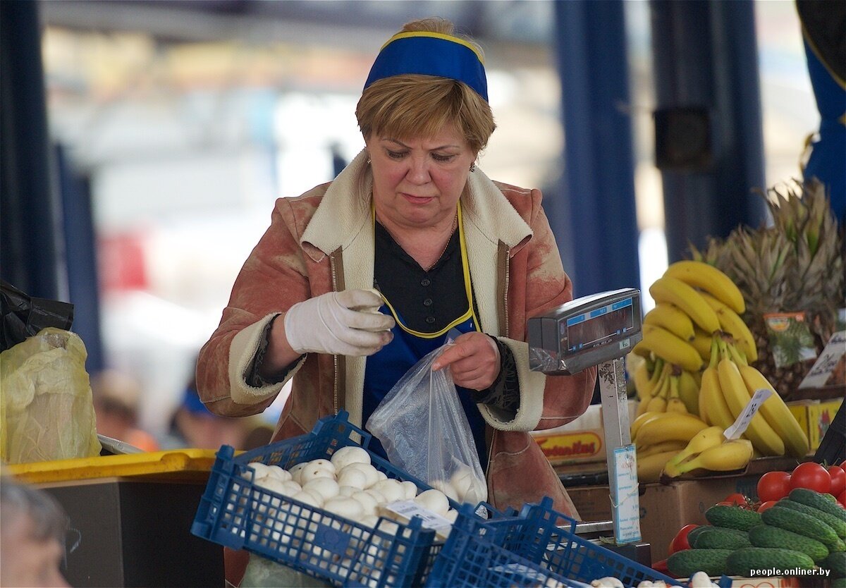 Продавец на рынке фото