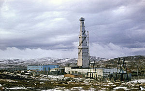 Кольская сверхглубокая скважина. Буровая первого этапа (глубина 7600 м), 1974 год Источник: https://upload.wikimedia.org/wikipedia/ru/thumb/3/3a/Kolsk_Sverh_Glub_01.jpg/300px-Kolsk_Sverh_Glub_01.jpg