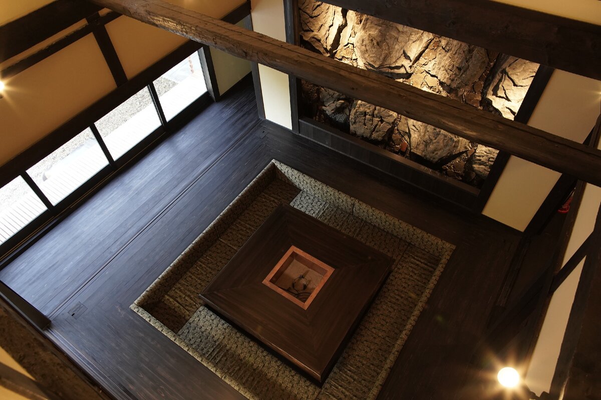 Ирори в центре гостиной в NEOLD Private House
