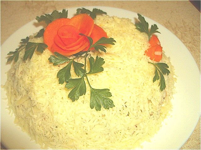 Когда в интернете попался этот рецепт, подумала просто набор продуктов с майонезом, а как приготовила, да еще приукрасила. Сочетание грудки с яблоком, майонеза с яйцом, Сладость кукурузы, свежесть огурца, вкус чернослива сделали свое дело, своим очень понравился, хорош к праздничному столу.  Ингредиенты: 
Картофель отварной 100 грамм, 
грудка куриная 250 грамм, 
морковь отварная 70 грамм, 
грибы маринованные 100 грамм, 
яйцо 4 штуки, 
зеленое яблоко 70 грамм, 
огурцы свежие 100 грамм, 
кукуруза 200 грамм, 
чернослив 50 грамм, 
сыр 80 грамм, 
майонез 200 грамм. 
Приготовление: 
Грудку отбили, посолили, поперчили, обжарили на раскаленной сковороде с маслом с двух сторон. Остывшее мясо нарезаем соломкой. 
Отварной картофель, морковь нарезаем соломкой. Яйца, трем на терке. Огурцы, яблоко и чернослив (предварительно залитый кипятком) шинкуем мелкой соломкой.
 Если маринованные грибы крупные измельчить, слить маринад. 
В миске соединяем все ингредиенты все кроме сыра, подсолили, выложили в салатник, посыпали сыром, тертым на мелкой терке и украшаем зеленью. Получается 10 порций салата по 150 грамм. 
Розы сделаны из сырой моркови. Нарезаем морковь тонкими кружками, засыпаем солью и оставляем на час. По истечению времени смываем соль, наши кружки из моркови стали мягкие, формируем розу и вставляем в салат, листья из зелени петрушки. Чем тоньше нарежем морковь, тем легче делать розы.
