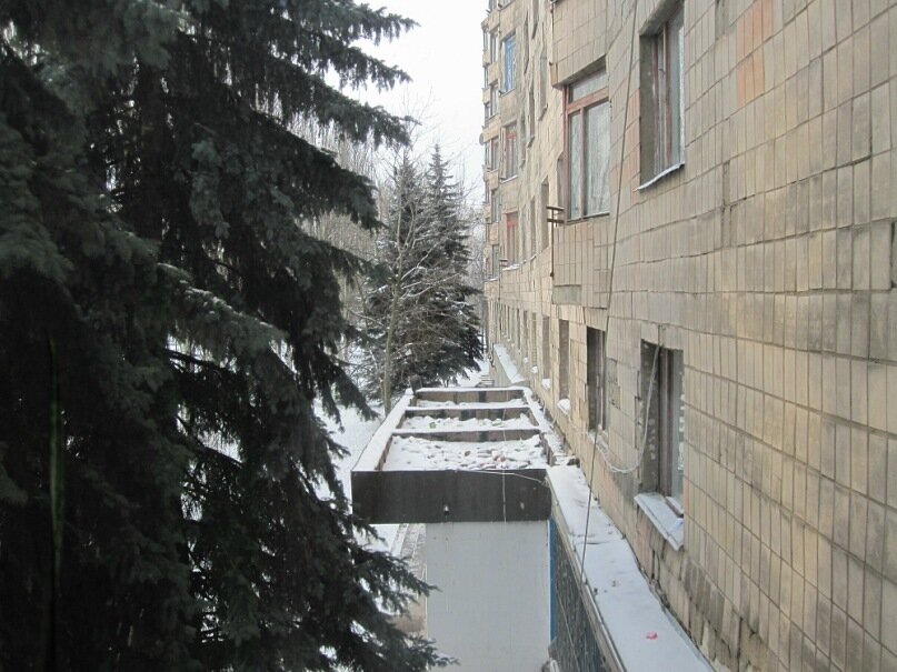 Вид из окна аптеки-студии. Соседнее здание расположено буквально вплотную.