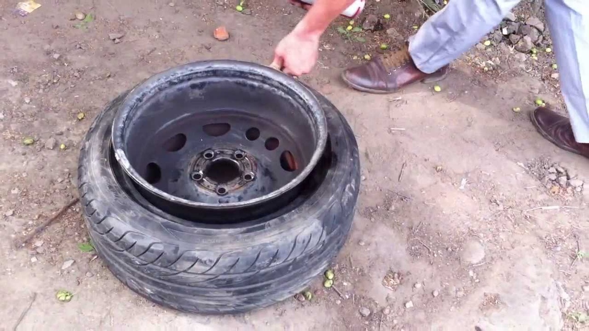 Весьма утрировано, но посыл в том, что с вашей покрышкой может произойти нечто подобное при хранении стопкой, она просто не захочет принимать форму диска по ширине.