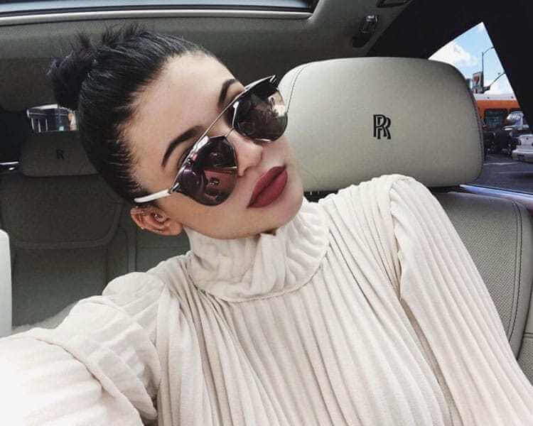 https://www.goshoppingthailand.com/ru/insight/6-beauty-secrets-kylie-jenner/ Кайли Дженнер Kylie Jenner