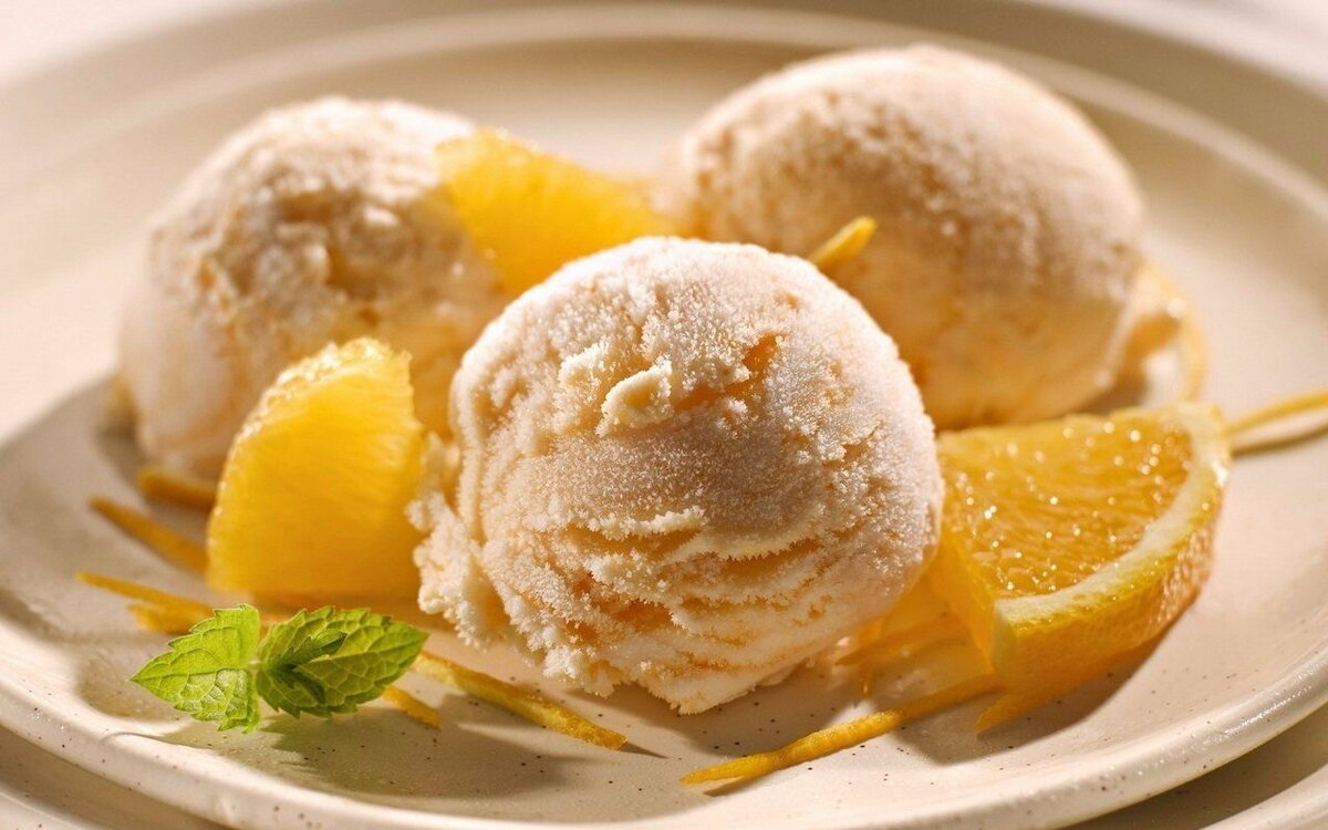 Детское мороженое из творога с бананами

Ингредиенты:
• творог – 250 г (сухой, мелкозернистый)
• сливки 10% – 120 – 130 мл
• банан – 2 шт. (не перезрелые)
• ванильный сахар – 1 ч.л.
• сахарная пудра – 3 – 4 ч.л. или мёд (2 ст.л.)

Приготовление:
1. Загружаем продукты в блендер: творог, порезанные бананы, 1/2 сливок, ванильный сахар, сахарную пудру или мёд. Всё хорошо перемешиваем в блендере до однородной консистенции. Если консистенция массы получается очень густой, то добавляем ещё сливки и снова хорошо перемешиваем. Консистенция должна быть похожа на очень густую сметану.
2. Выкладываем мороженое в контейнер и отправляем в морозилку.
3. Примерно через 3 часа получаем мягкое мороженое, а через 5 часов уже возможно попробовать полноценное мороженое. У меня не получилось его отведать через 4-5 часов, поэтому ели на следующий день. За ночь мороженое застывает достаточно сильно. Поэтому я советую перед едой переложить контейнер из морозилки в холодильник, на некоторое время, чтобы мороженое немного размякло.