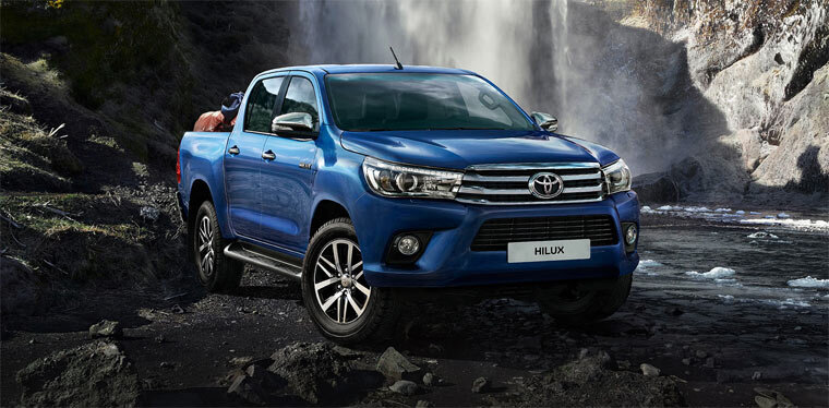 Toyota HiLux занимает 9-е место в нашем обзоре лучших пикапов. Первые модели Hilux появилась в 1968 году. Эти легковые автомобили с дополнительным кузовом не произвели должного впечатление на покупателей. Но между концом 70-ых годов и нашим временем сменилось восемь поколений этого японского пикапа. И сегодня он является одним из самых популярных в мире. Современная Toyota HiLux — это настоящий мужской автомобиль, со всеми вытекающими отсюда преимуществами и недостатками. По сути, недостаток только один – простая отделка салона. Во всем остальном только плюсы: высокая проходимость, прочность и выносливость. Вообще вы можете назвать все положительные эпитеты внедорожников и пикапов, и они идеально лягут рядом с HiLux.