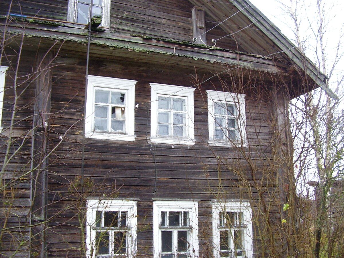 Некоторые окна с разбитыми стеклами