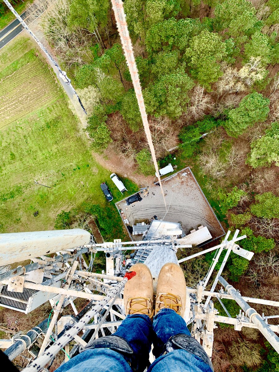 Я на сотовой вышке.