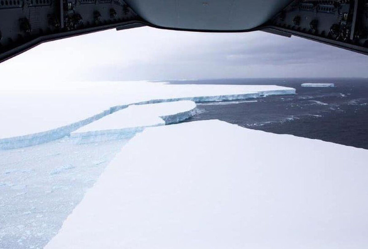 52 огромных. Самая большая льдина в мире фото на карте.