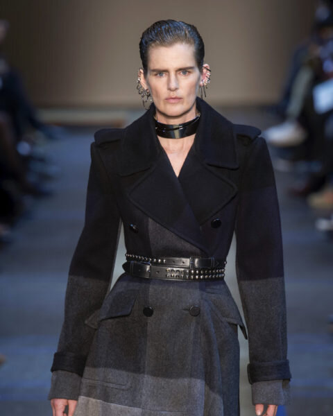 СТЕЛЛА ТЕННАНТ ИДЕТ ПО ПОДИУМУ ВО ВРЕМЯ ПОКАЗА ALEXANDER MCQUEEN ВО ВРЕМЯ НЕДЕЛИ ЖЕНСКОЙ МОДЫ В ПАРИЖЕ ОСЕНЬ / ЗИМА 2019/2020 В МАРТЕ 2019 Г. (ФОТО: IMAXTREE)