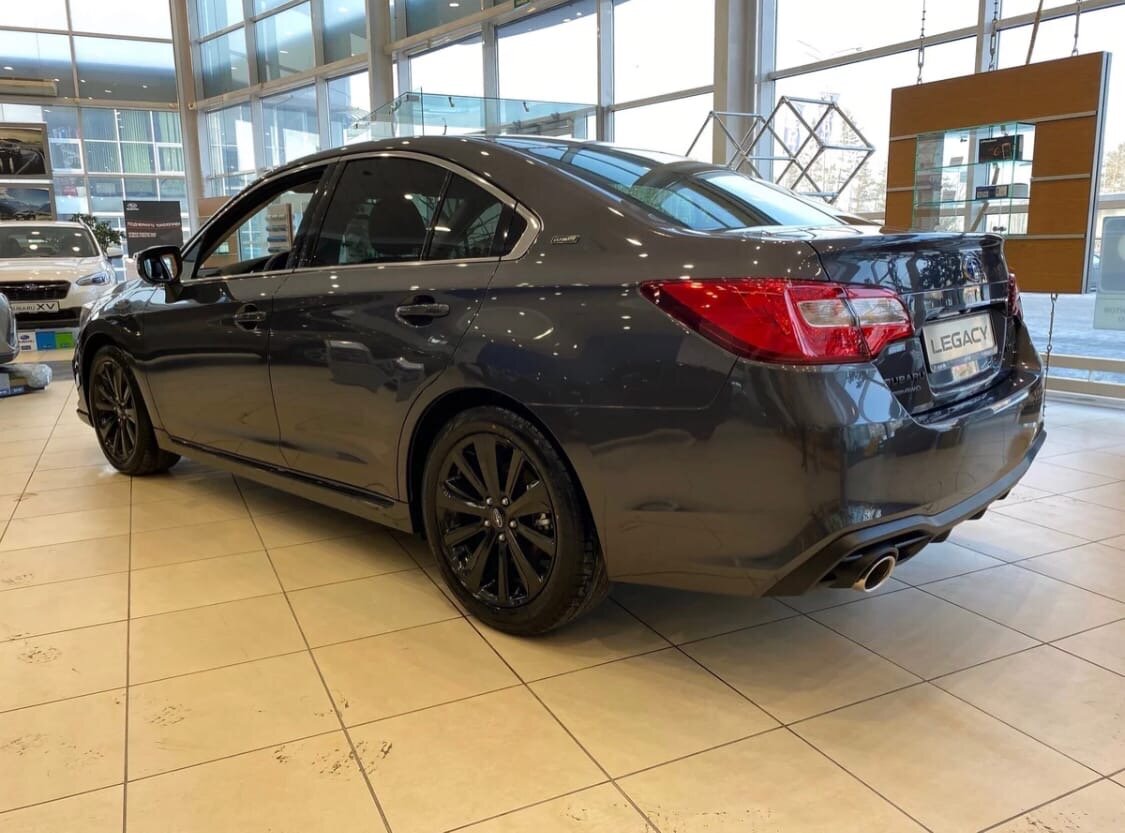 Габариты у авто тоже внушительные. Длина — 4800 мм, ширина — 1840 мм, высота — 1500 мм. Колесная база — 2750 мм, радиус разворота — 5,6 м. Она чуть меньше в длину чем новая "Камри", зато выше на 4,5 см - и это очень чувствуется в посадке автомобиля, т.к. потолок гораздо выше чем в японском конкуренте.