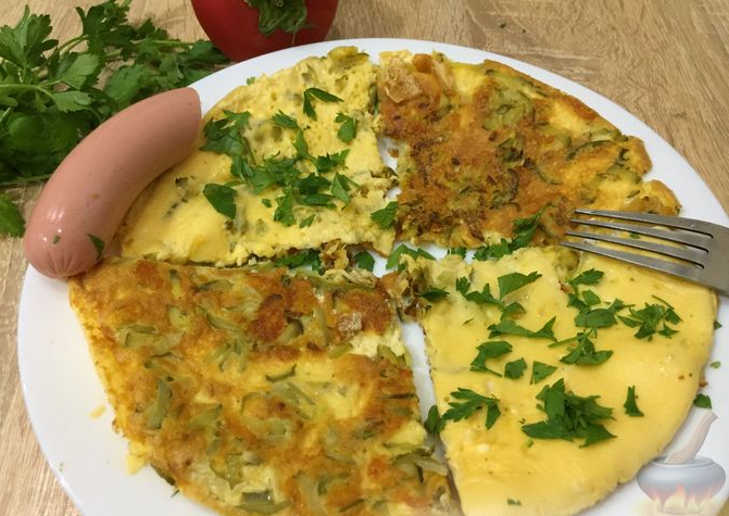 Яичница с сыром и солеными огурцами.