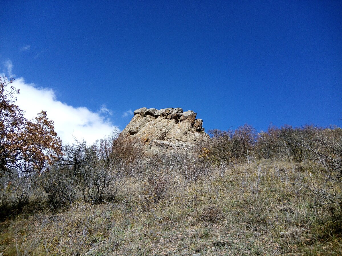 Тут и там в нагромождениях утёсов видны громадные руки, рвущие камень горы и растопыренные пальцы, указывающие в небо. Вскинутые головы и покатые спины.