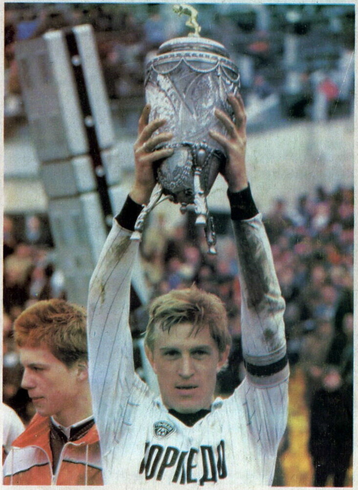 Капитан «Торпедо» с Кубком СССР 1985/86. Источник:  К/с Московская правда 87 / fc-dynamo.ru