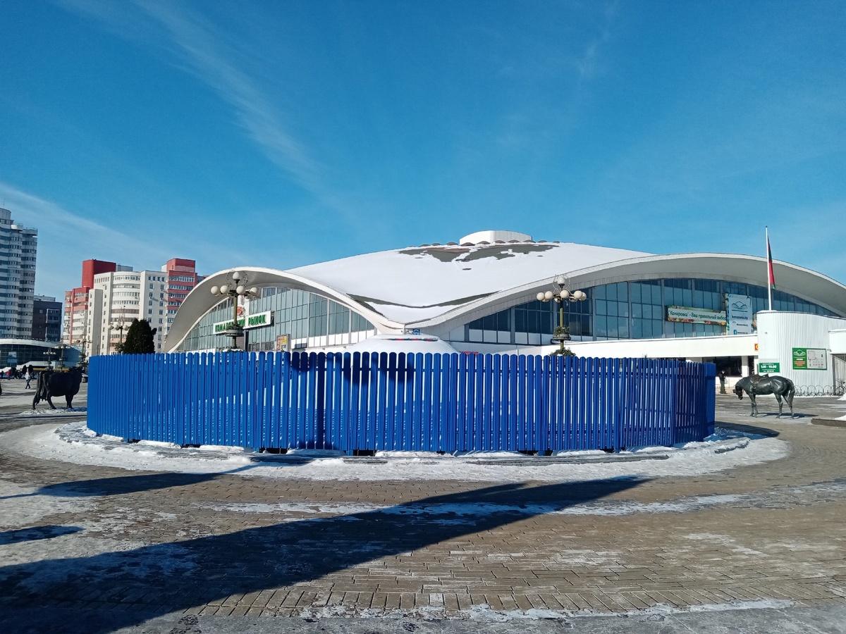 Комаровский рынок зимой. 