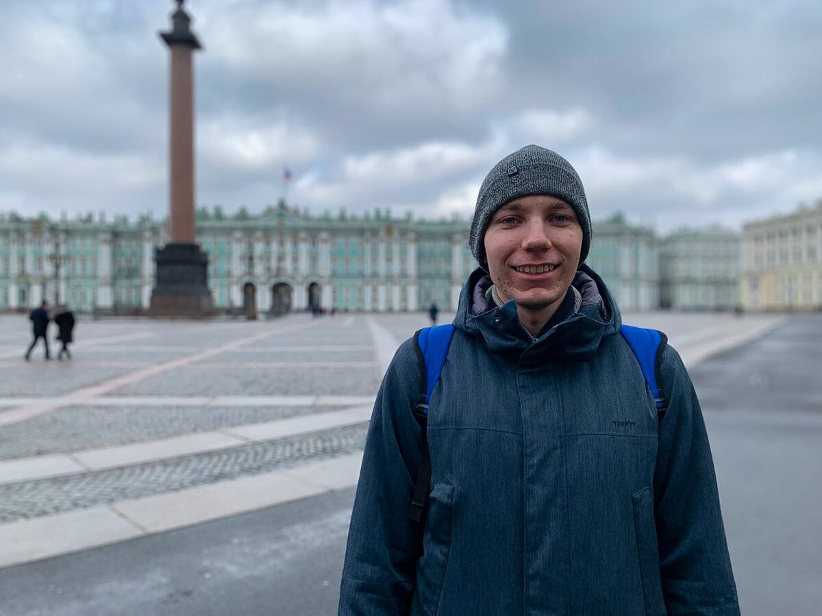 Воскресенье на Дворцовой Площади в пасмурную прохладную погоду.