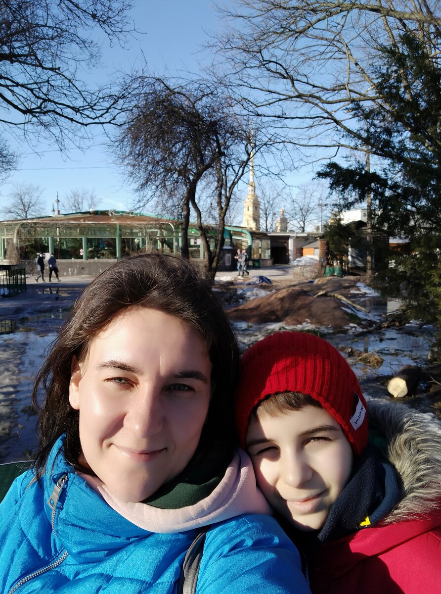 Сзади видно шпиль крепости