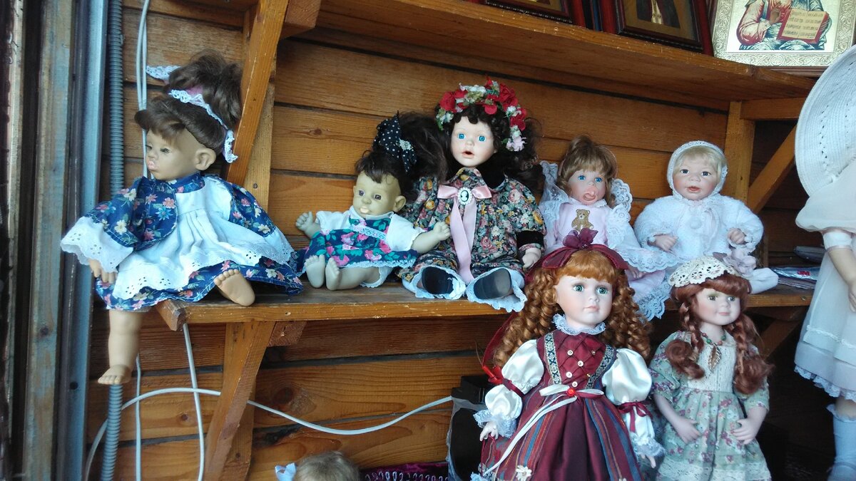 Отчего сегодня куклы не шалят. Измайлово Вернисаж куклы. Куклы на 8 июля в старину. Фото куклы апреля. Военные раритеты на вернисаже в Измайлово.