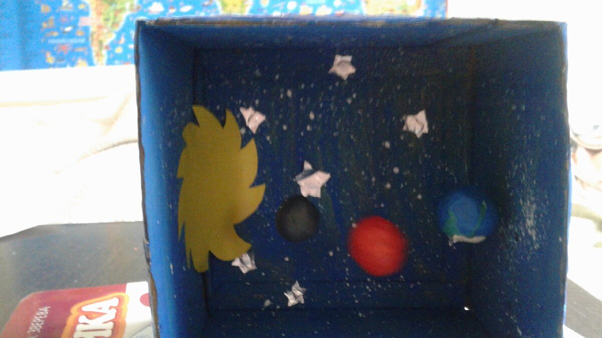 Поделка сына-второклассника ко дню космонавтики... Простенько, зато сам (и идея, и исполнение). Я ЗА самостоятельность.