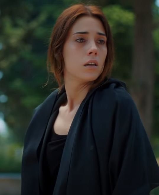 Скорбящая Зейнеп откликается на крик Турны. Кадр из сериала: https://www.youtube.com/watch?v=-8VyeYMt6DY&t=120s