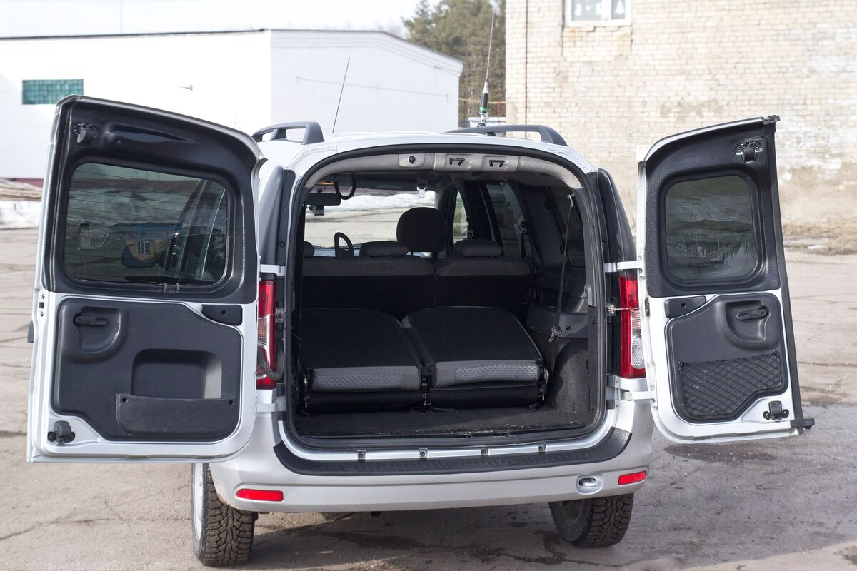 Lada Largus имеет в том числе и грузопассажирские версии, поэтому двухстворчатые двери скорее утилитарное решение, а не прихоть дизайнеров (иллюстрация с сайта 4car.su)