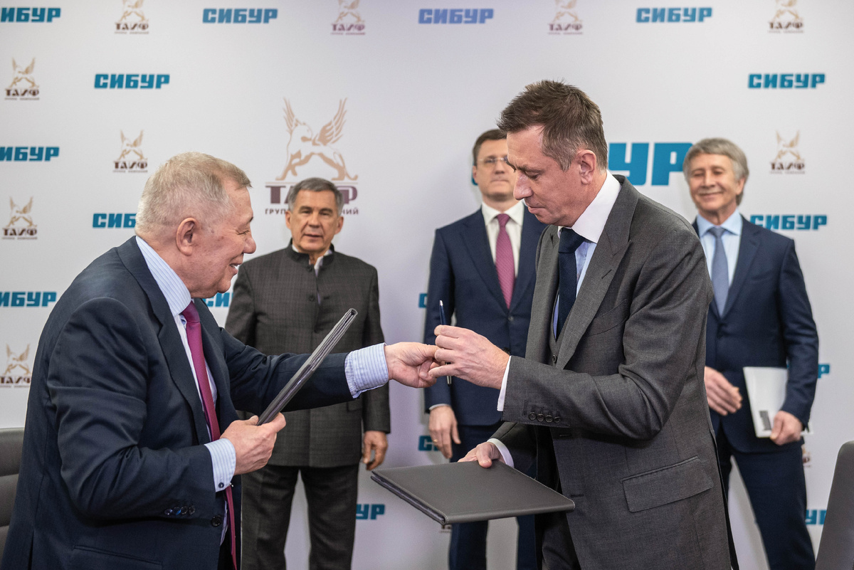 На подписании соглашения об объединении нефтегазохимических бизнесов (источник: СИБУР)