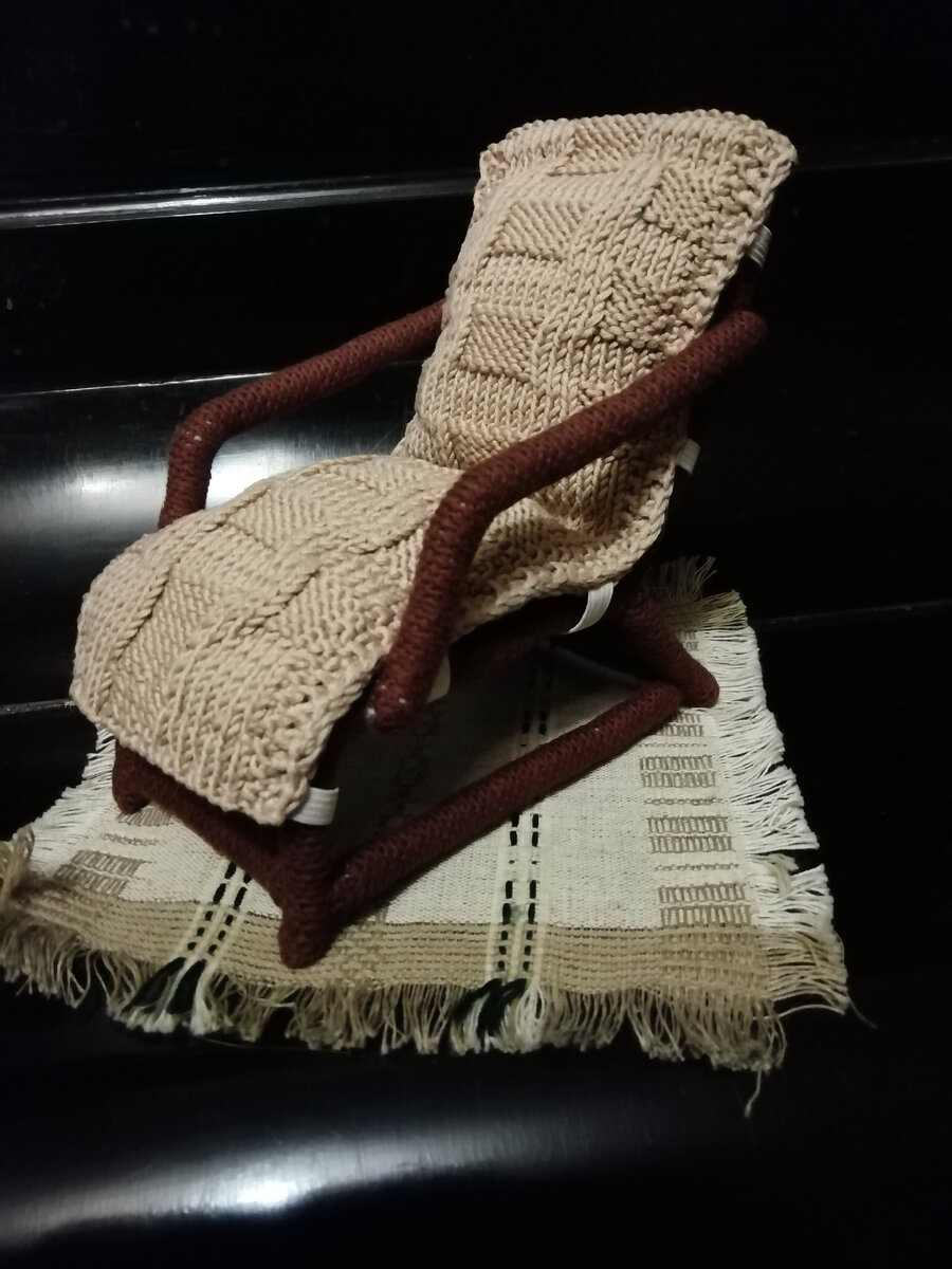 А это моё собственное изделие из 100% хлопковых ниток. Использован крючок и спицы. Внутри всё мягкое, жёсткой основы нет. Идея моя. Воплощение тоже моё.