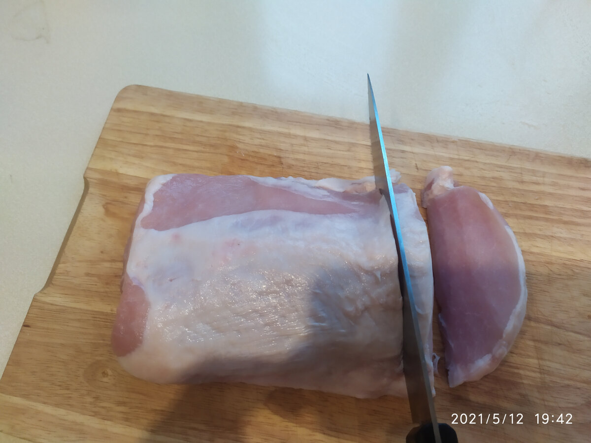 Нарезать на кусочки толщиной 6-7 мм.