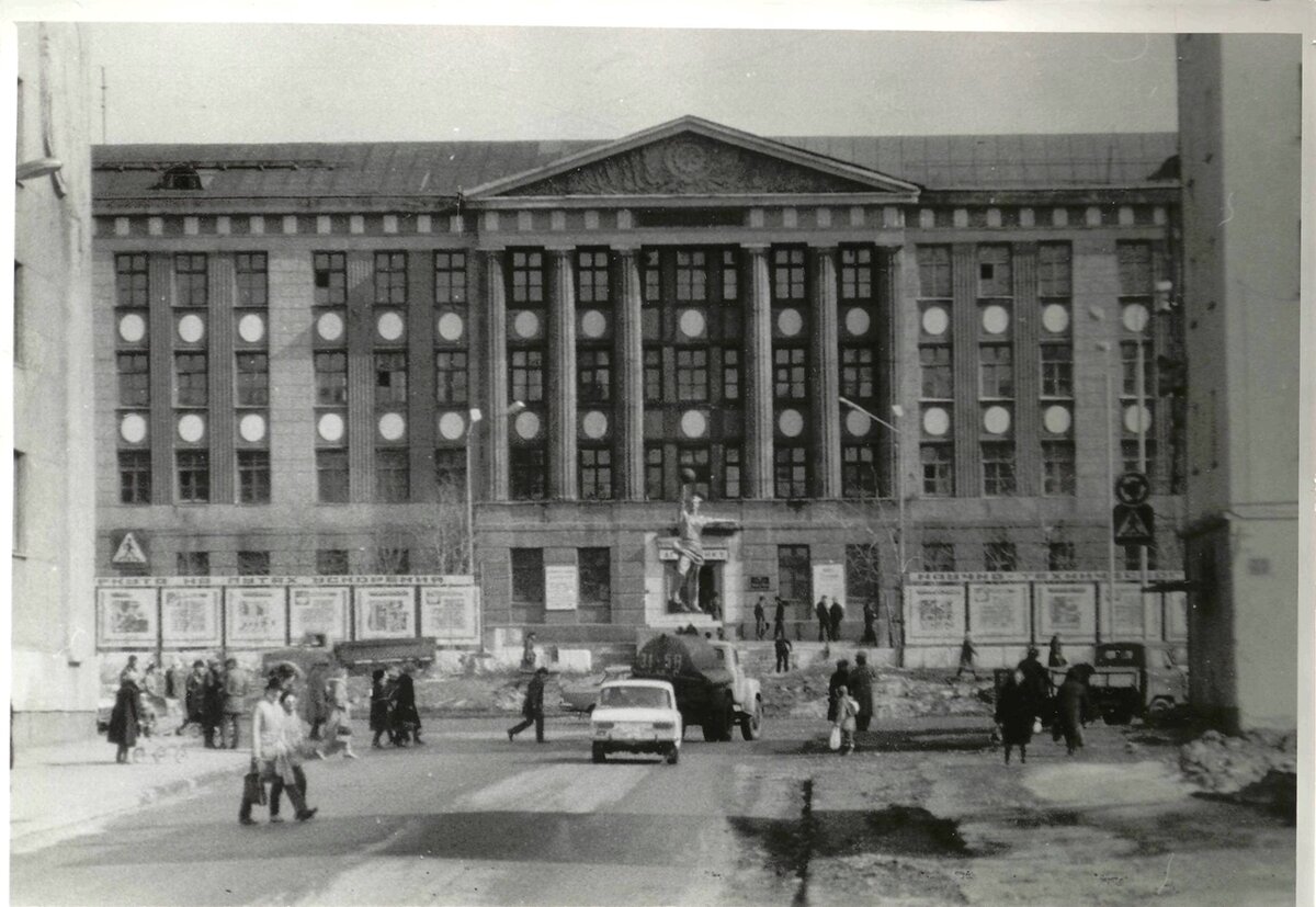 Воркута 1985 год. Воркутинский горный техникум, снято с ул. Ломоносова. 