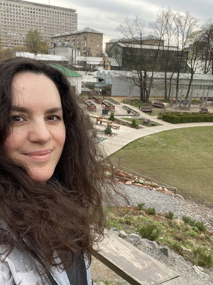 Анна Подолина в ботаническом саду «Аптекарский огород», май 2021 г. На смотровой площадке альпийской горки.