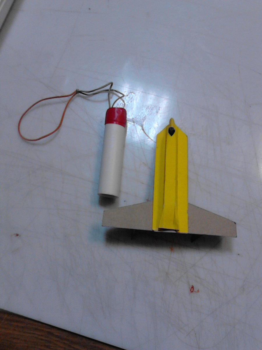 На фотографии авиамодель вверх дном