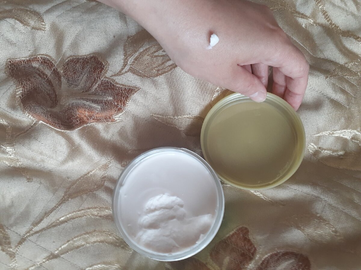 Оно прекрасно пахнет и легко наносится, впитываясь без следа.