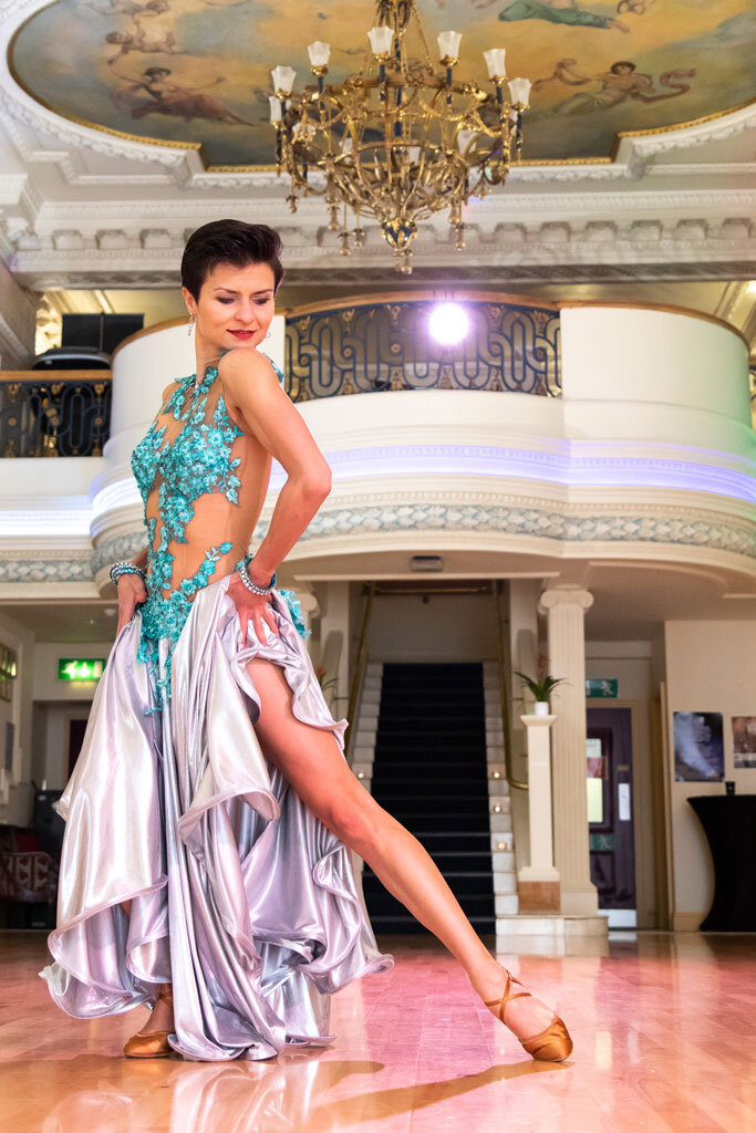 Случайная поездка в Англию, замужество, работа в полиции – так начинается истории нашей героини. Возможно, ее история оставалась бы вполне заурядной, если бы не любовь к танцам. Как детское увлечение стало профессией и послужило стимулом для создания одной из ведущих танцевальных школ в Лондоне, нам рассказала Виктория Уилтон, основательница студии Inspiration 2 Dance.