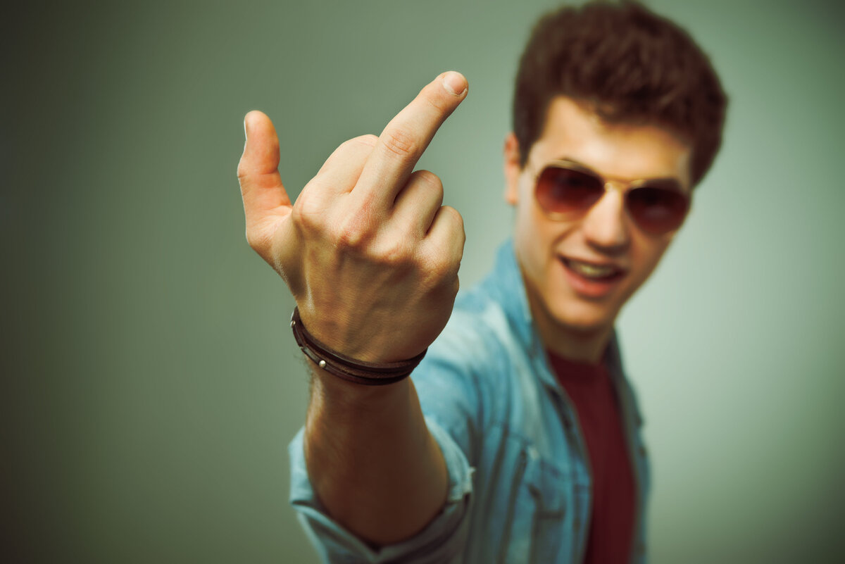 фотография среднего пальца. средний палец. средний палец женский. средний палец. фак картинка.