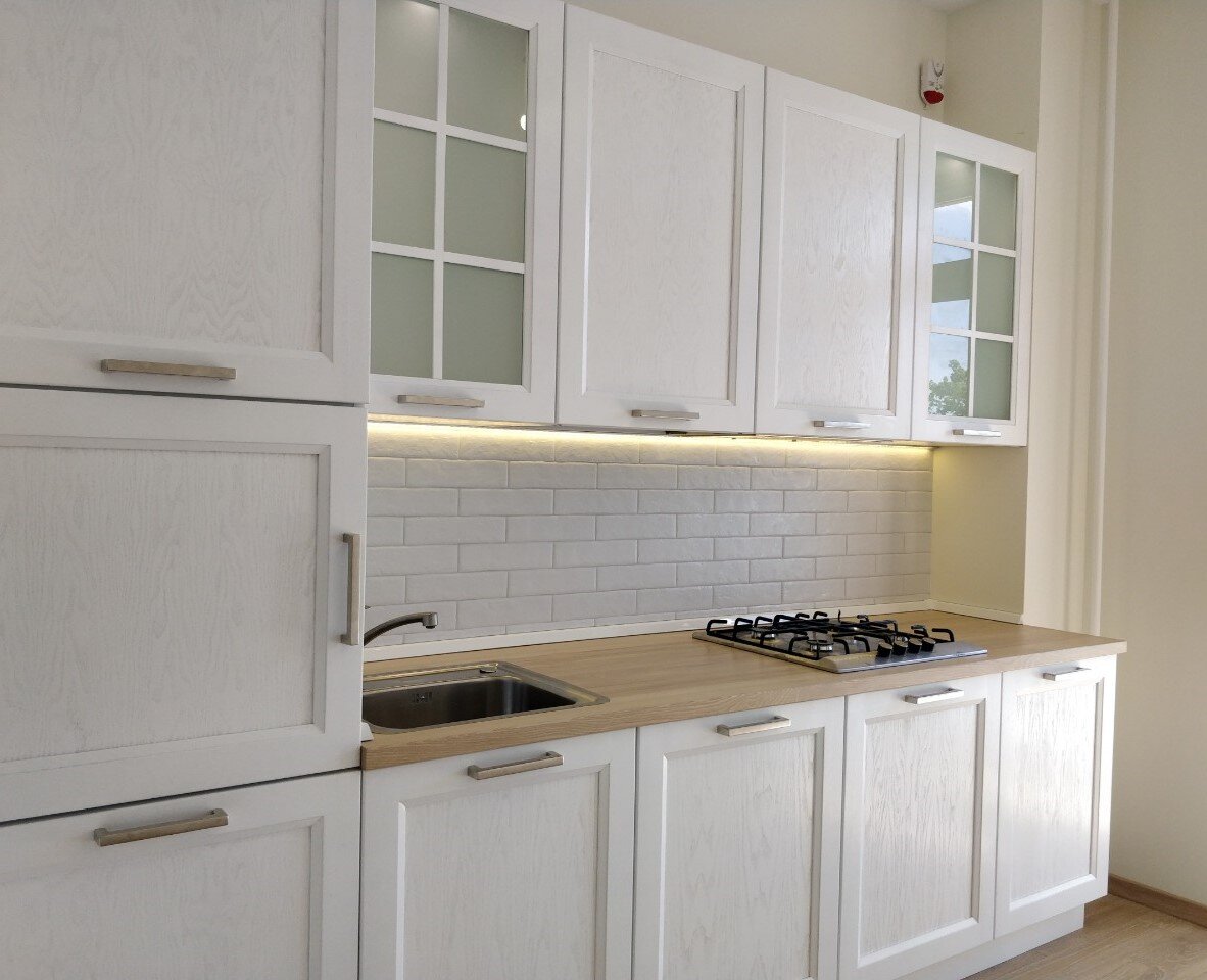 Фасады и столешница натуральное дерево ясень