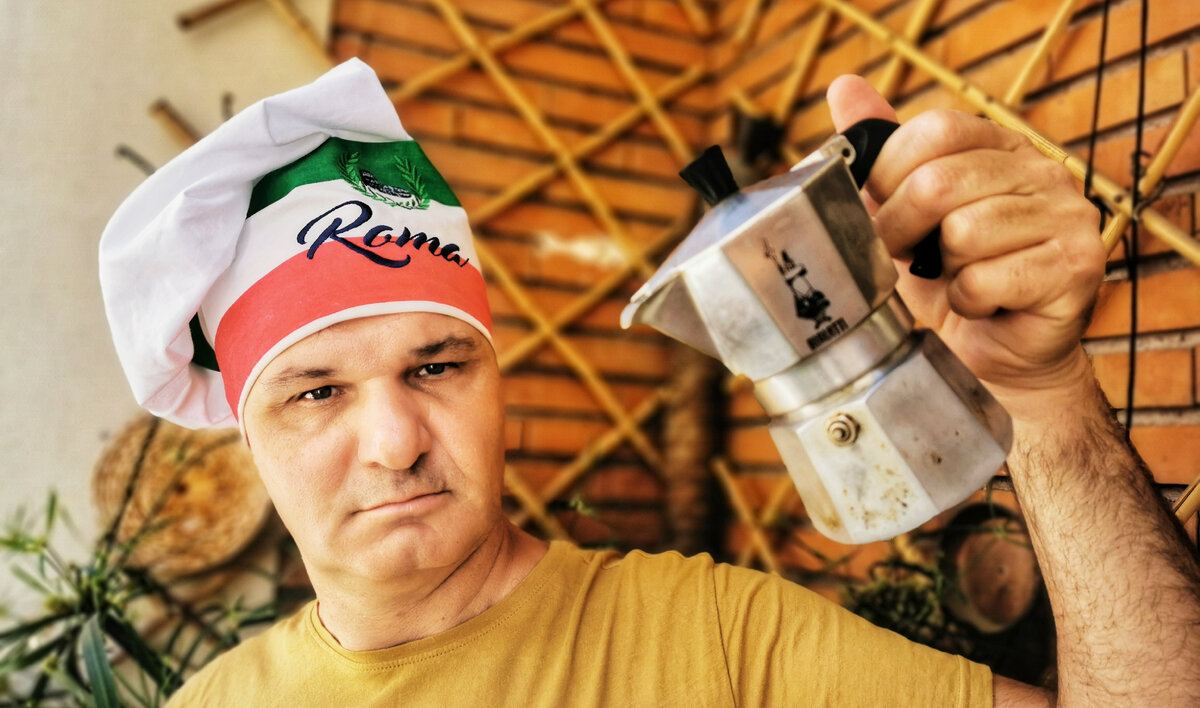 Клод показывает гейзерную кофеварку - МОКА БИАЛЕТТИ