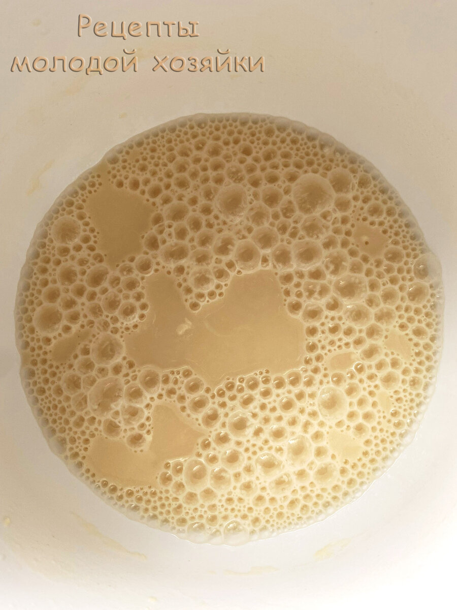 В воду добавлены дрожжи и сахар